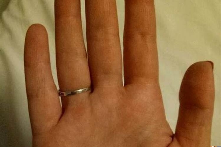 双手川字掌女人的配偶是断掌