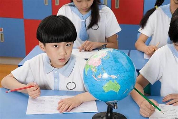 小孩上课注意力不集中怎么办，但是成绩好？孩子成绩不好怎么跟老师讲调位置